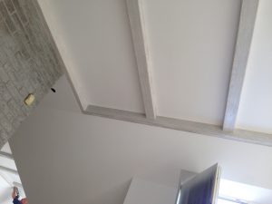 Декоративні балки на стелю купити Стельові балки з дерева