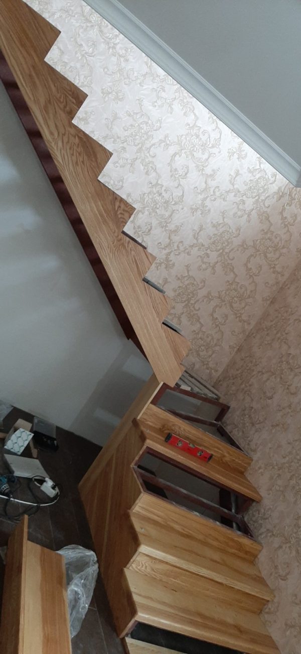 Обшивка деревом металлического каркаса лестницы