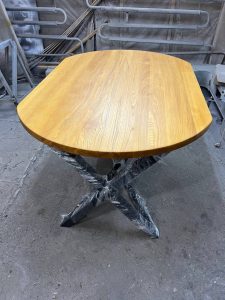 Дерев'яний стіл в стилі Loft